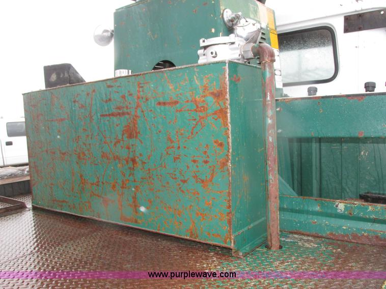 image for item H1098 1984 International S1854 crane truck