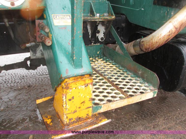 image for item H1098 1984 International S1854 crane truck