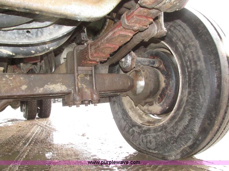 image for item H1098 1984 International S1854 crane truck