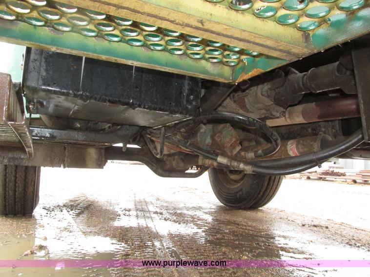 image for item H1098 1984 International S1854 crane truck