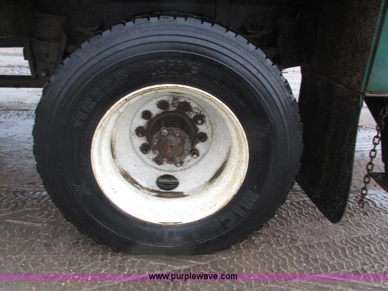 image for item H1098 1984 International S1854 crane truck