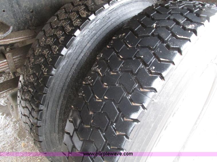 image for item H1098 1984 International S1854 crane truck