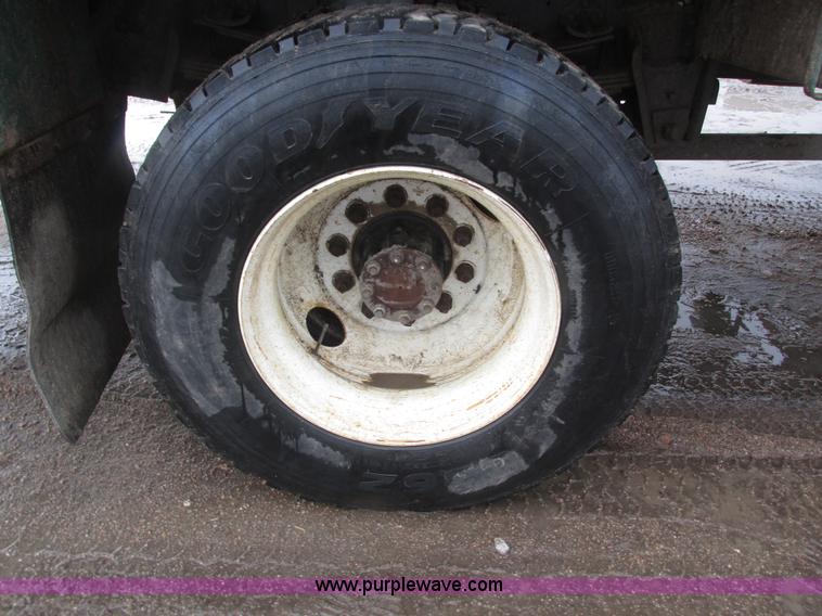 image for item H1098 1984 International S1854 crane truck