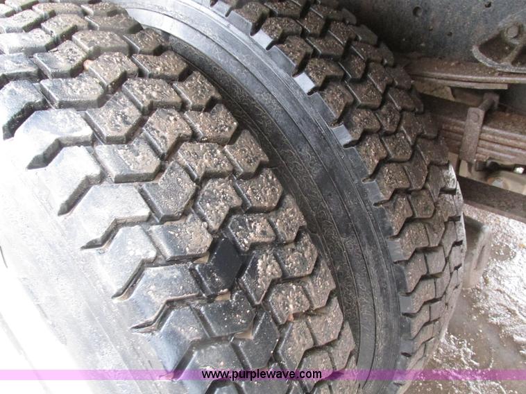 image for item H1098 1984 International S1854 crane truck