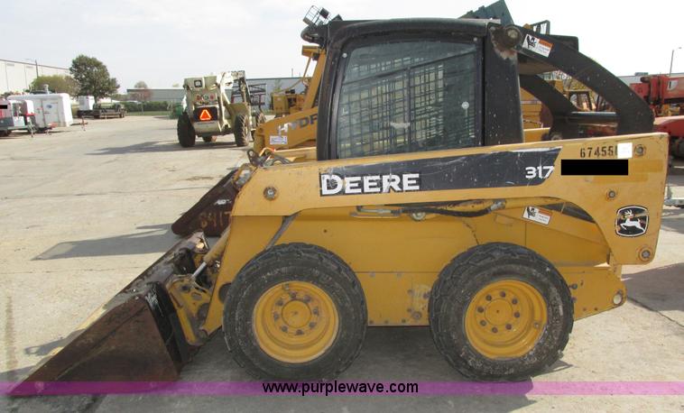 image for item H1107 2005 John Deere 317 skid steer