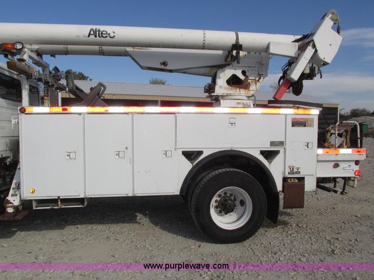 image for item H1112 2002 Altec utility bed with boom