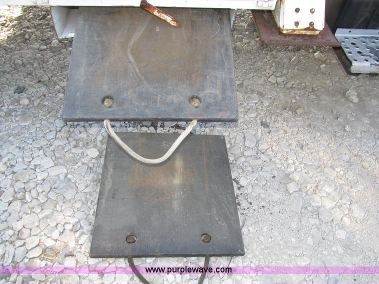 image for item H1112 2002 Altec utility bed with boom