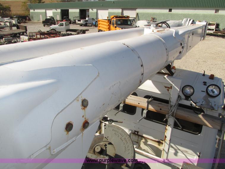 image for item H1112 2002 Altec utility bed with boom