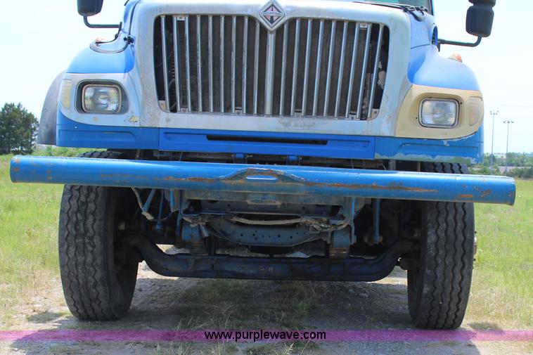 image for item I1631 2004 International 7600 tank truck