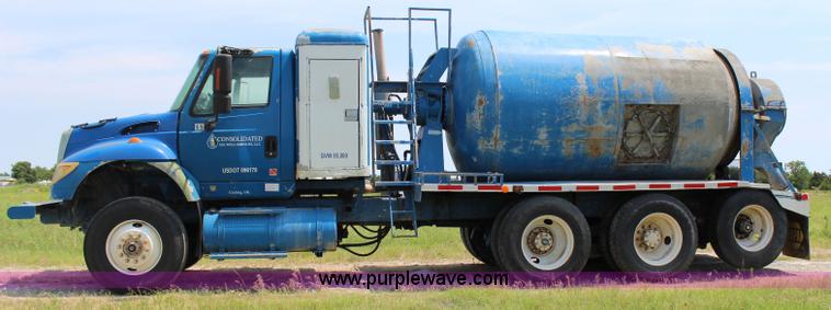 image for item I1631 2004 International 7600 tank truck