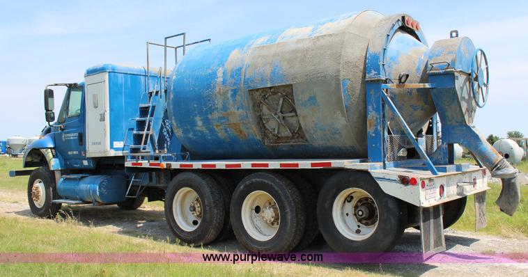 image for item I1631 2004 International 7600 tank truck