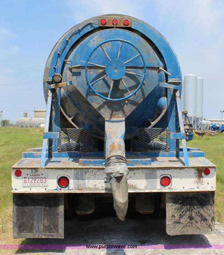 image for item I1631 2004 International 7600 tank truck