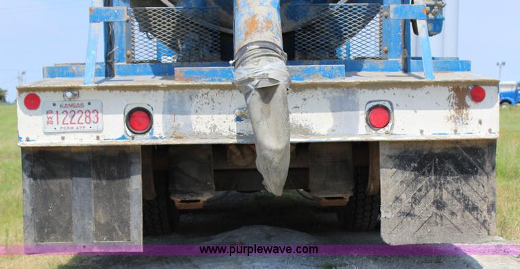 image for item I1631 2004 International 7600 tank truck