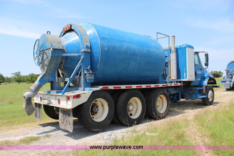 image for item I1631 2004 International 7600 tank truck
