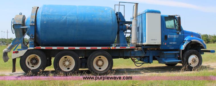 image for item I1631 2004 International 7600 tank truck