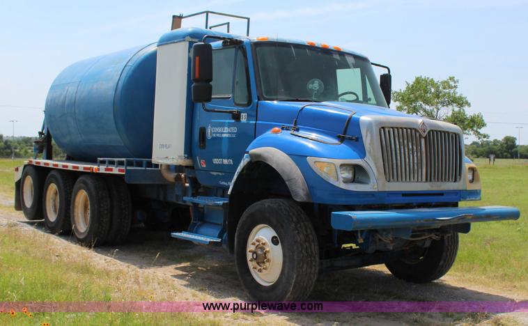 image for item I1631 2004 International 7600 tank truck