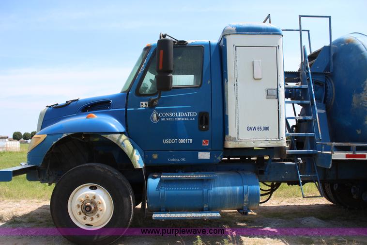 image for item I1631 2004 International 7600 tank truck