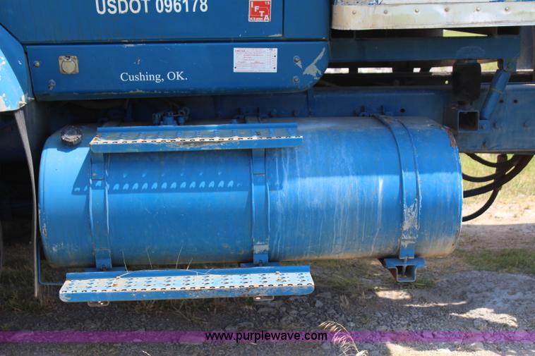 image for item I1631 2004 International 7600 tank truck