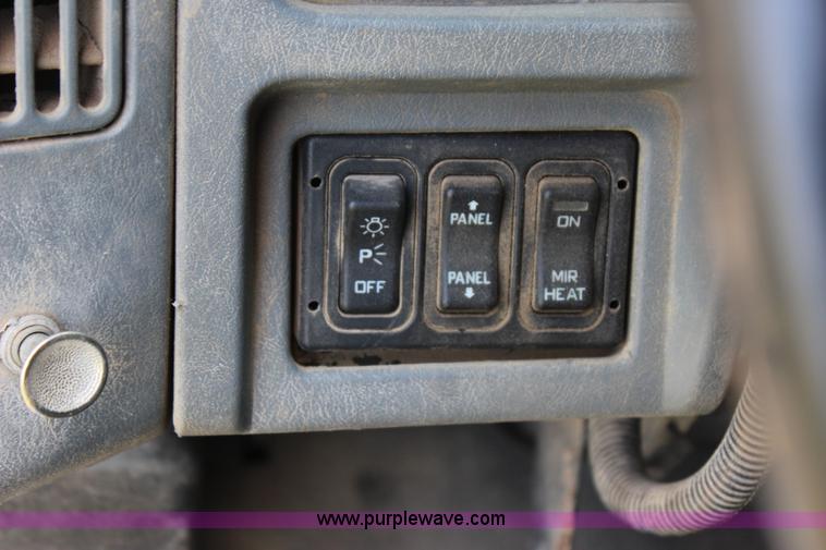 image for item I1631 2004 International 7600 tank truck