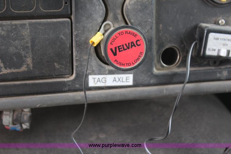 image for item I1631 2004 International 7600 tank truck