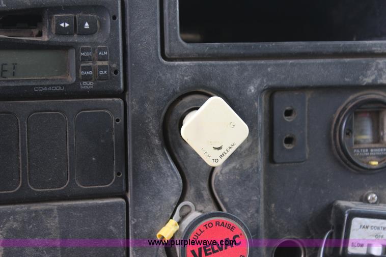 image for item I1631 2004 International 7600 tank truck