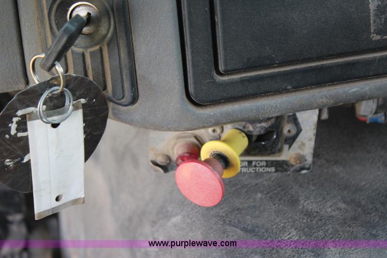 image for item I1631 2004 International 7600 tank truck