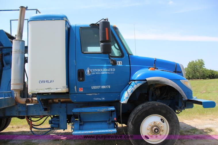 image for item I1631 2004 International 7600 tank truck