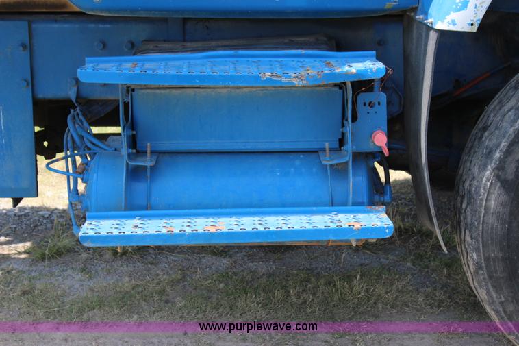 image for item I1631 2004 International 7600 tank truck