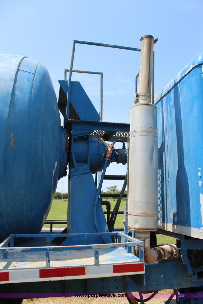 image for item I1631 2004 International 7600 tank truck