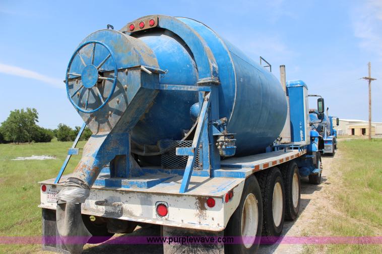 image for item I1631 2004 International 7600 tank truck