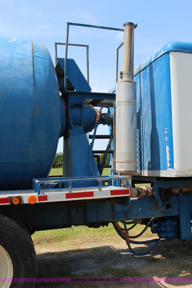 image for item I1631 2004 International 7600 tank truck