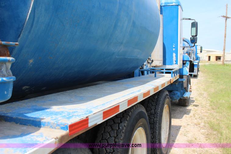 image for item I1631 2004 International 7600 tank truck
