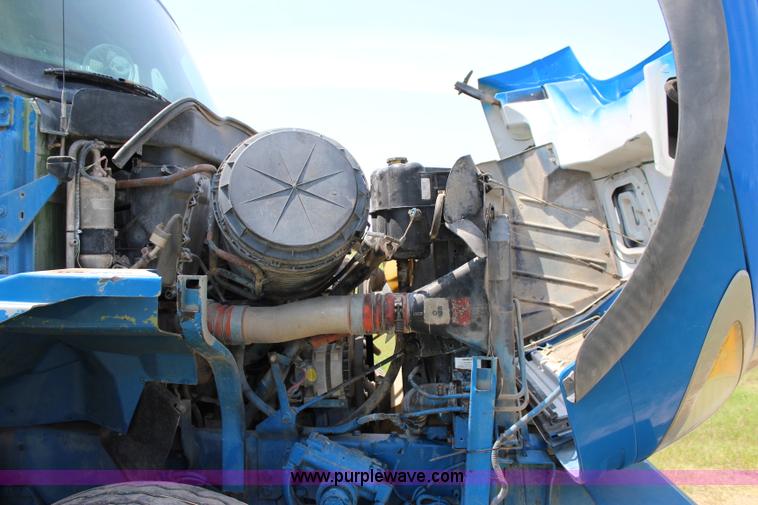 image for item I1631 2004 International 7600 tank truck