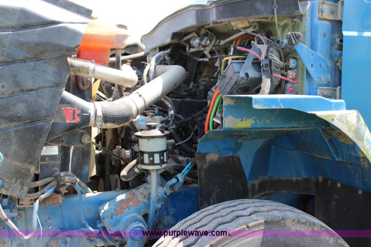 image for item I1631 2004 International 7600 tank truck