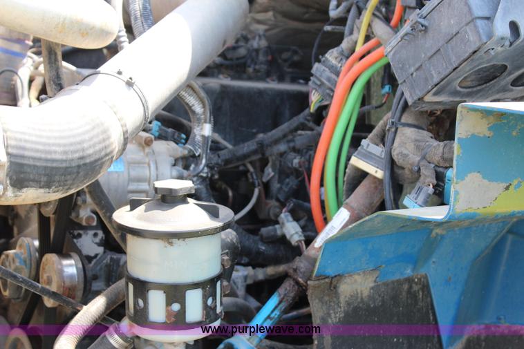 image for item I1631 2004 International 7600 tank truck