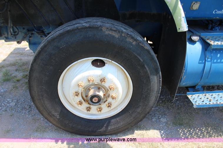 image for item I1631 2004 International 7600 tank truck