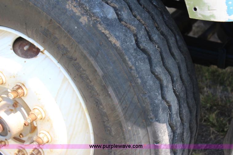 image for item I1631 2004 International 7600 tank truck