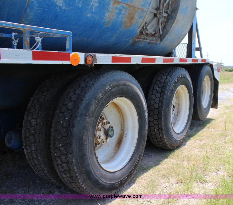 image for item I1631 2004 International 7600 tank truck