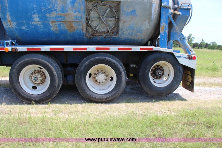 image for item I1631 2004 International 7600 tank truck