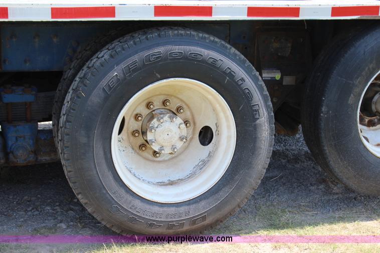 image for item I1631 2004 International 7600 tank truck