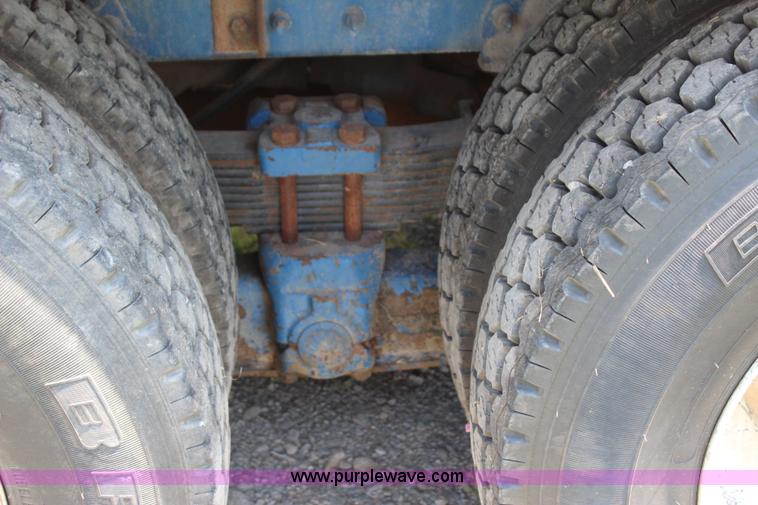 image for item I1631 2004 International 7600 tank truck