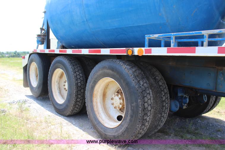 image for item I1631 2004 International 7600 tank truck