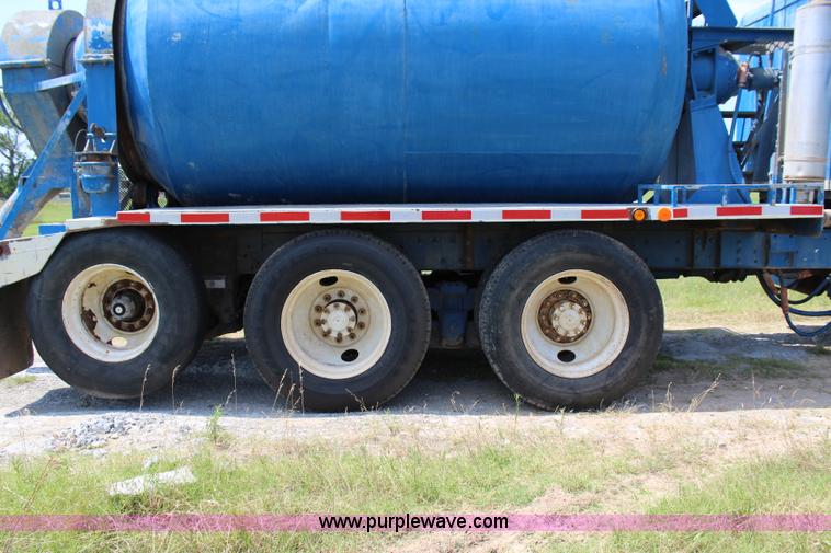 image for item I1631 2004 International 7600 tank truck