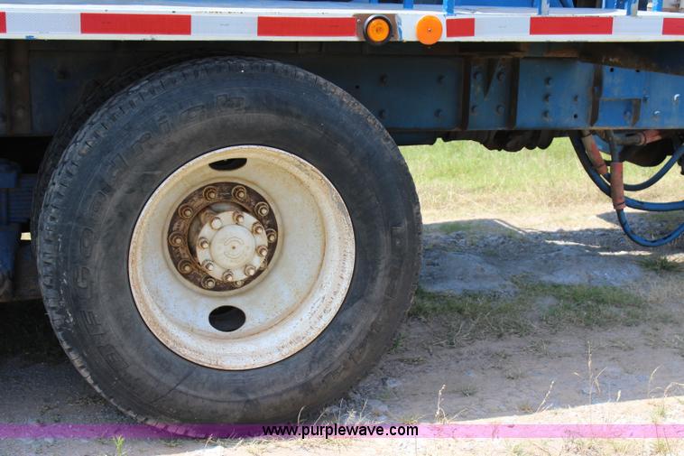 image for item I1631 2004 International 7600 tank truck