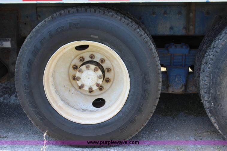 image for item I1631 2004 International 7600 tank truck