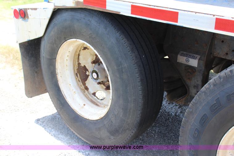 image for item I1631 2004 International 7600 tank truck