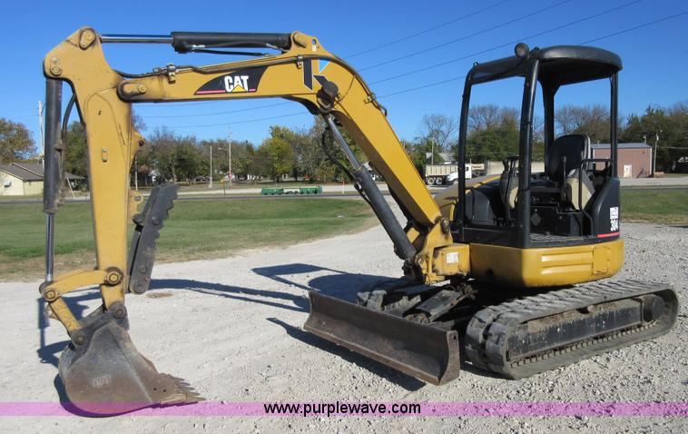 image for item I1900 2005 Caterpillar 304CR mini excavator