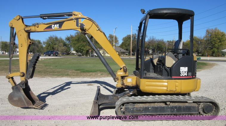 image for item I1900 2005 Caterpillar 304CR mini excavator