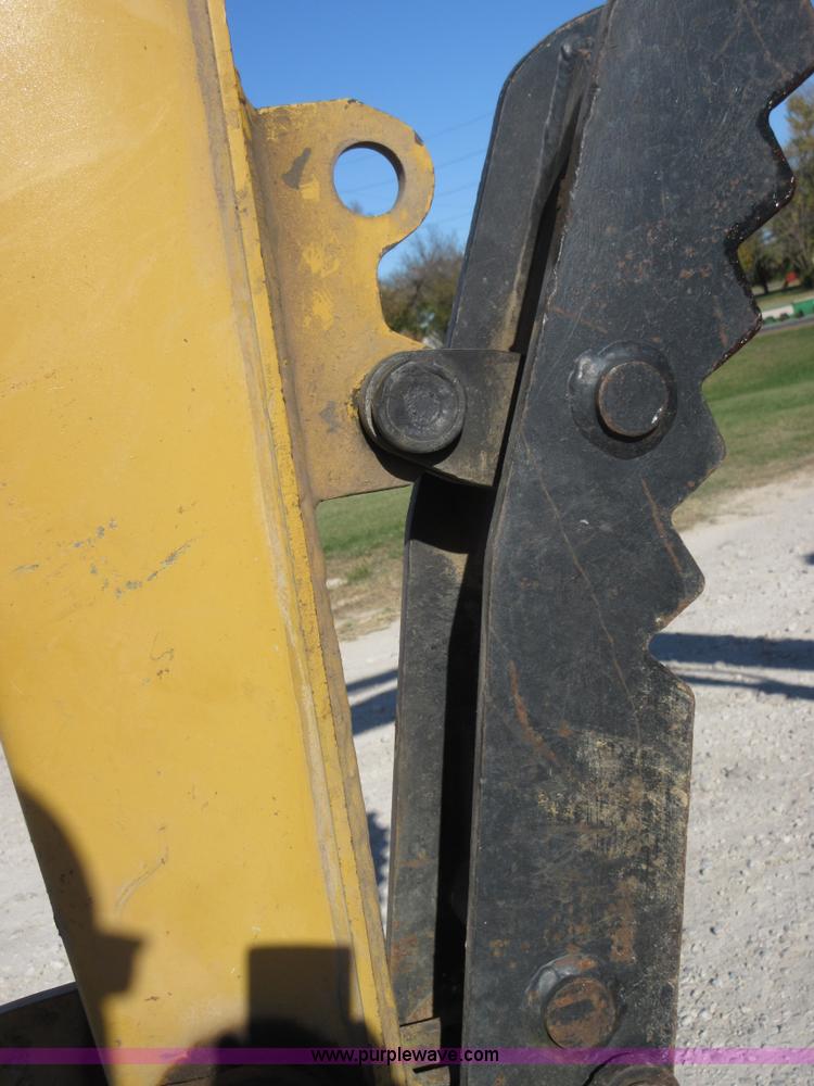 image for item I1900 2005 Caterpillar 304CR mini excavator