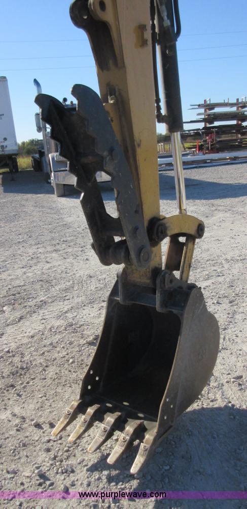 image for item I1900 2005 Caterpillar 304CR mini excavator